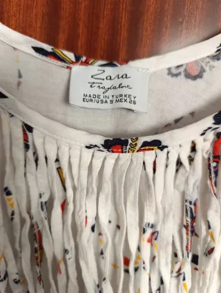 Camiseta tirantes con flecos y estampado