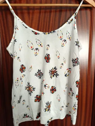 Camiseta tirantes con flecos y estampado