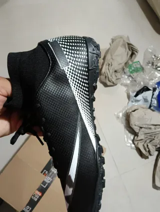 Botas de fútbol negras