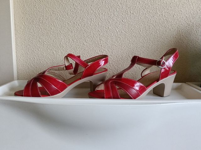 Sandalias rojas de tiras