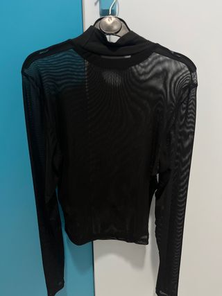 Blusa negra de rejilla manga larga