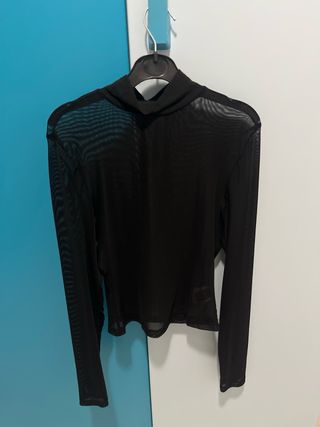 Blusa negra de rejilla manga larga