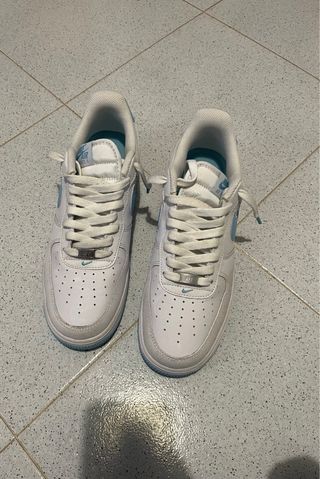 Nike Air Force 1 blancas y azul claro