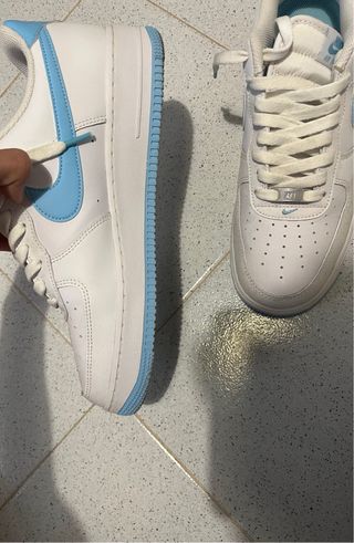 Nike Air Force 1 blancas y azul claro