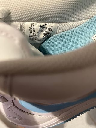 Nike Air Force 1 blancas y azul claro