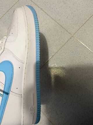 Nike Air Force 1 blancas y azul claro