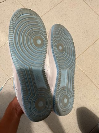 Nike Air Force 1 blancas y azul claro