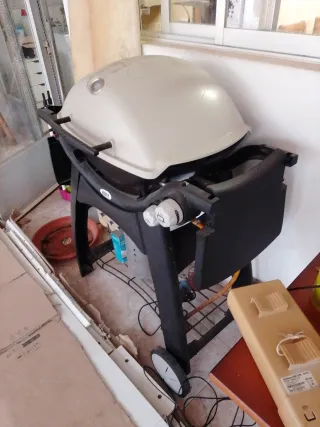 Barbacoa Weber Beige y Negra