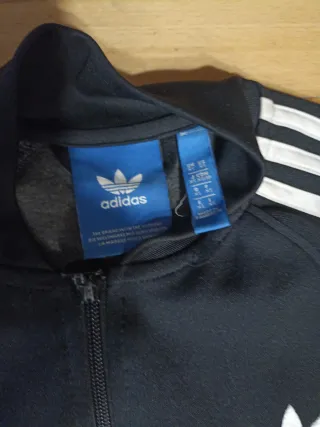Chaqueta Adidas Negra con Rayas Blancas. Original.