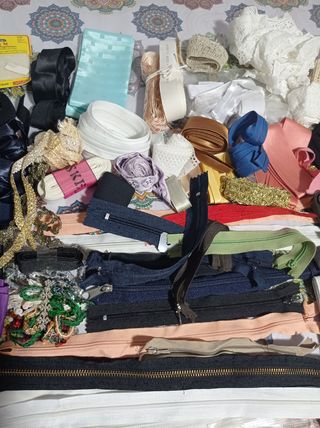 Mercería variada: cintas, cremalleras, adornos