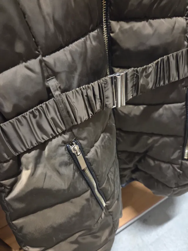 Piumino con cappuccio e pelliccia.