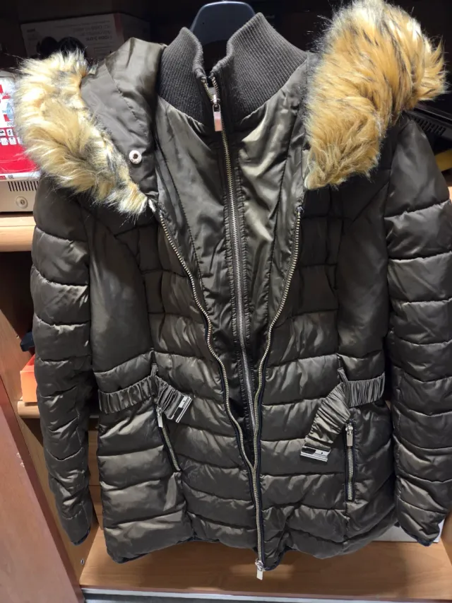 Piumino con cappuccio e pelliccia.
