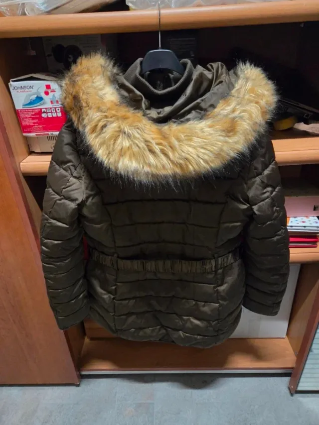 Piumino con cappuccio e pelliccia.