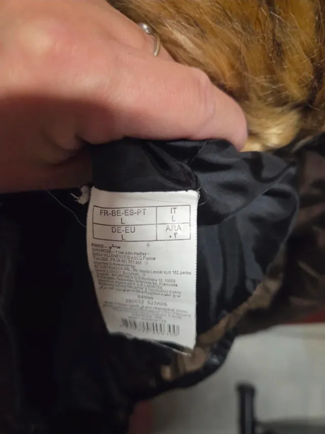 Piumino con cappuccio e pelliccia.