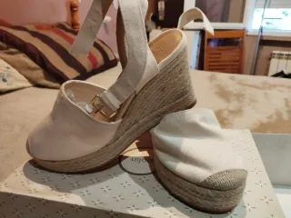 Sandalias cuña beige y blancas