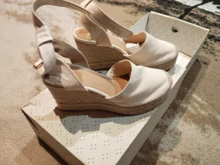 Sandalias cuña beige y blancas