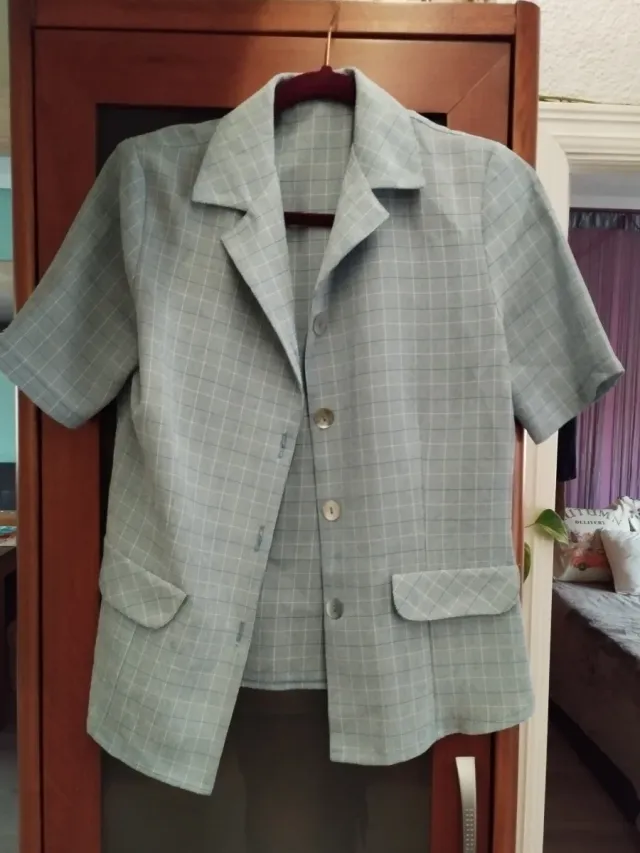 Traje de mujer gris y blanco