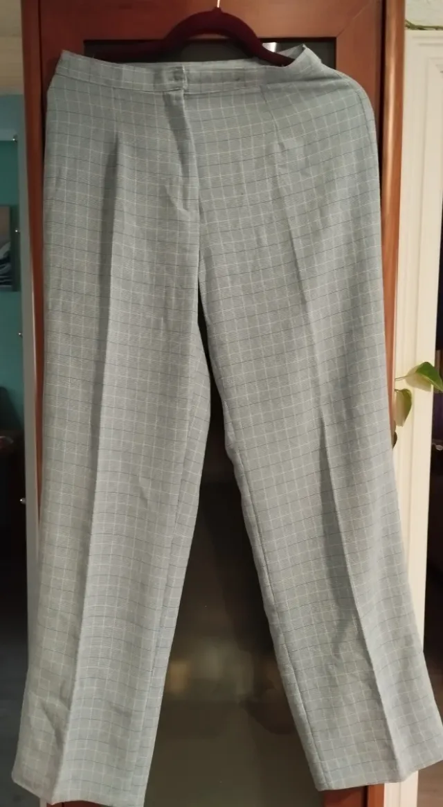 Traje de mujer gris y blanco