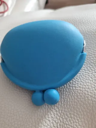 Monedero de goma azul nuevo