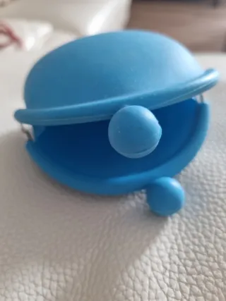 Monedero de goma azul nuevo