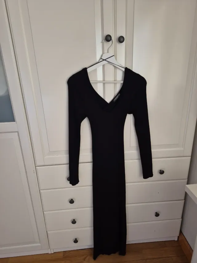 Vestido negro ajustado manga larga