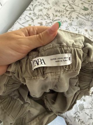 Pantalón Zara verde