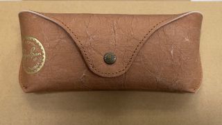 Custodia originale Ray-Ban effetto invecchiato. 