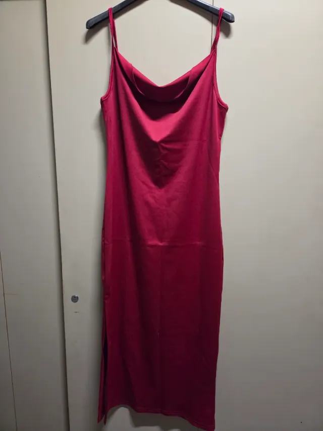 Vestito rosso con spalline.