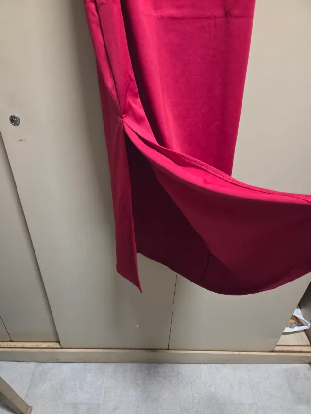 Vestito rosso con spalline.