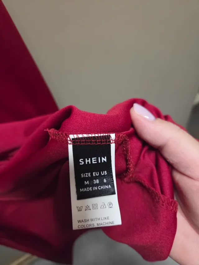 Vestito rosso con spalline.