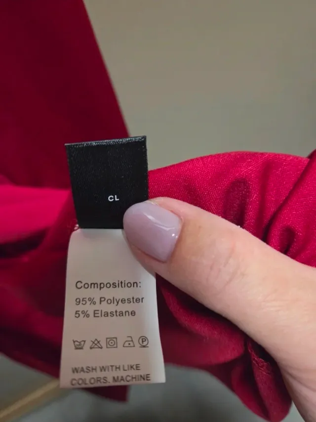 Vestito rosso con spalline.