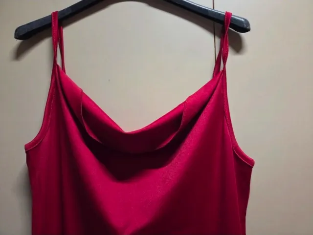 Vestito rosso con spalline.