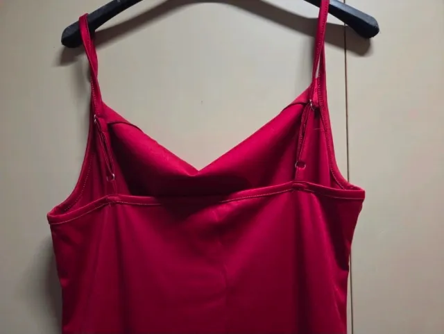 Vestito rosso con spalline.