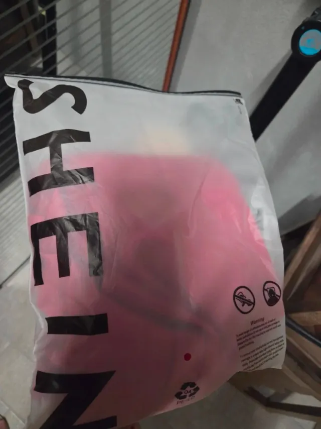 Vestito rosso con spalline.