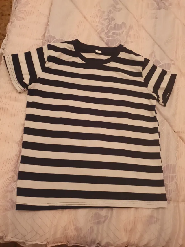 Camiseta de rayas blancas y azul marino. Para niño