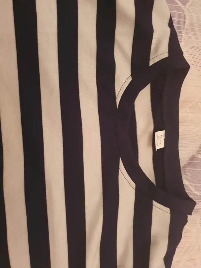 Camiseta de rayas blancas y azul marino. Para niño