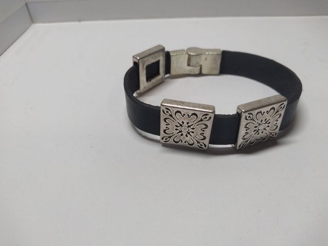 Pulsera cuero con adornos plateados