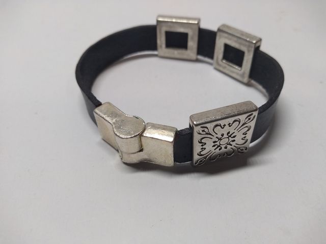Pulsera cuero con adornos plateados