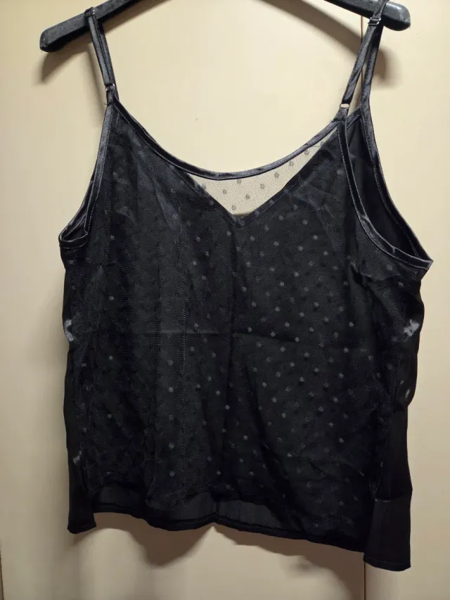 Pigiama nero con dettagli in tulle.