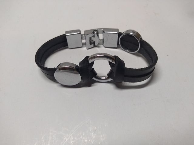 Pulsera de cuero con adornos plateados