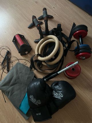 Equipo de gimnasio: guantes, pesas, anillas