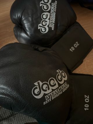 Equipo de gimnasio: guantes, pesas, anillas