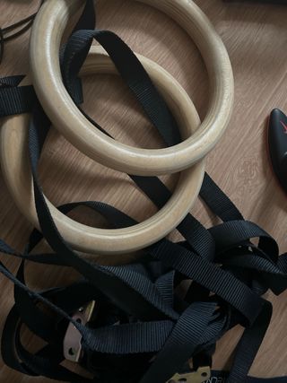 Equipo de gimnasio: guantes, pesas, anillas