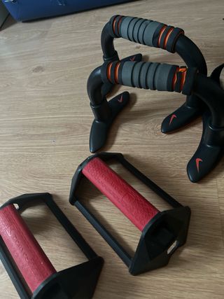 Equipo de gimnasio: guantes, pesas, anillas