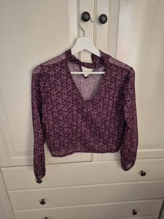 Blusa morada con estampado, de la marca Mocca
