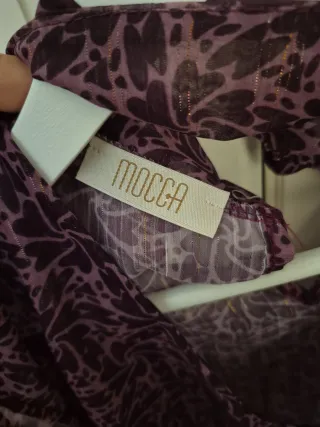 Blusa morada con estampado, de la marca Mocca