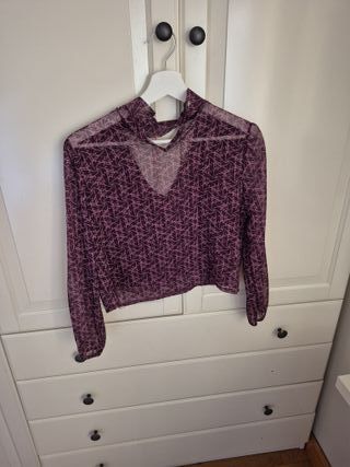 Blusa morada con estampado, de la marca Mocca