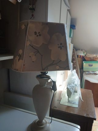 Lámpara de mesa floral beige y gris