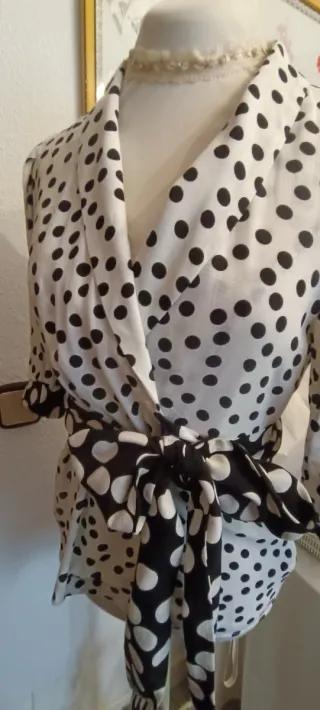 Camisa lunares blanca y negra
