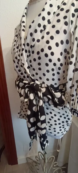 Camisa lunares blanca y negra